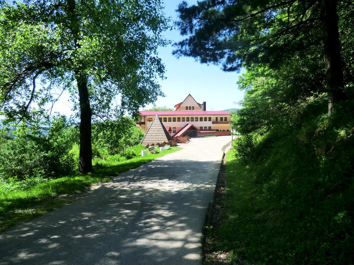 Hotel Vrsatec Vrsatske Podhradie 外观 照片