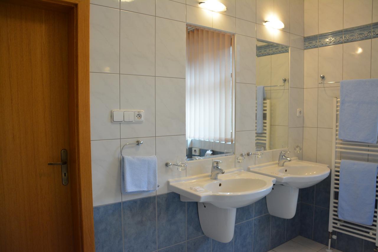 Hotel Vrsatec Vrsatske Podhradie 外观 照片