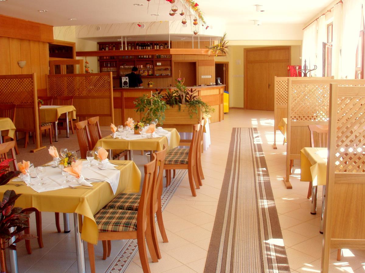 Hotel Vrsatec Vrsatske Podhradie 外观 照片