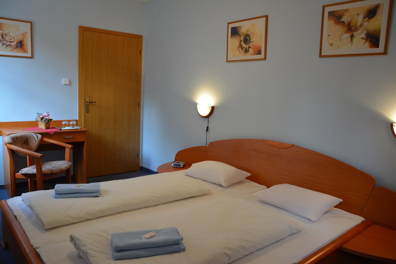 Hotel Vrsatec Vrsatske Podhradie 外观 照片