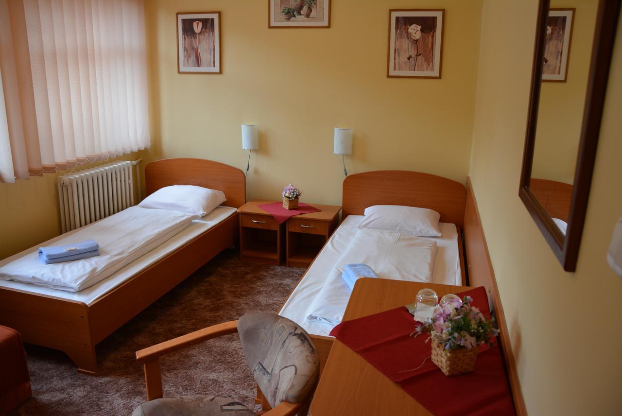 Hotel Vrsatec Vrsatske Podhradie 外观 照片
