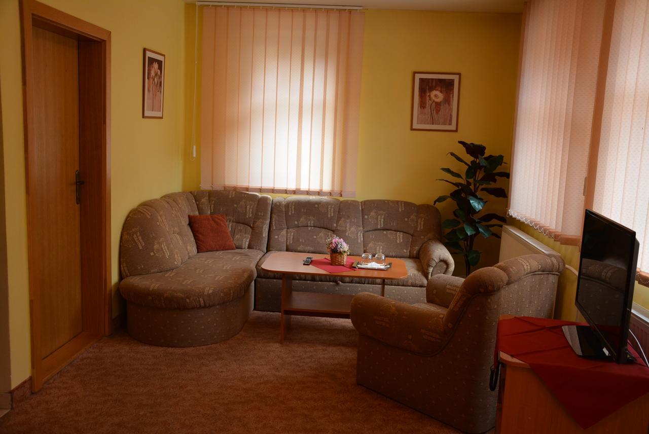 Hotel Vrsatec Vrsatske Podhradie 外观 照片