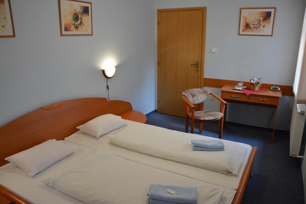 Hotel Vrsatec Vrsatske Podhradie 外观 照片