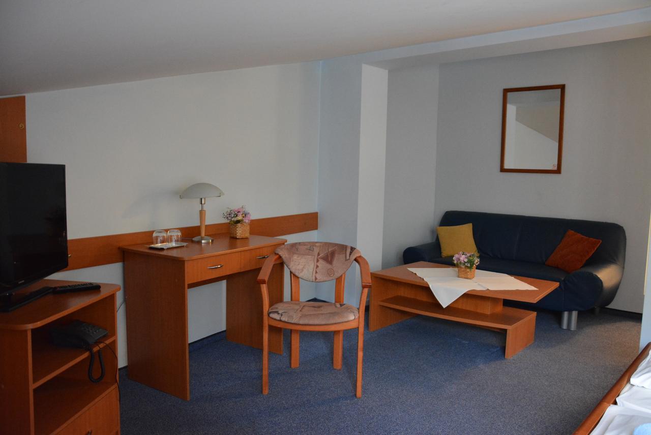 Hotel Vrsatec Vrsatske Podhradie 外观 照片