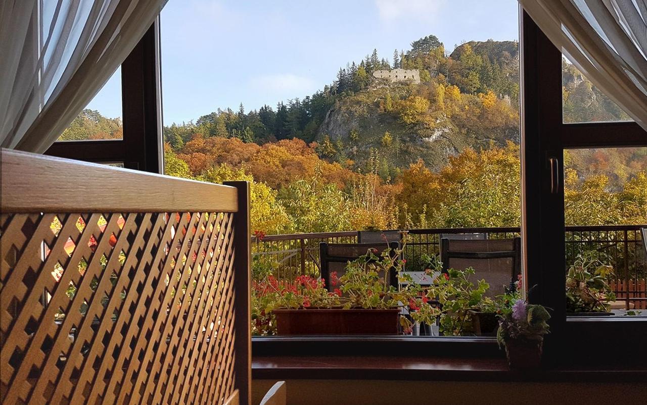 Hotel Vrsatec Vrsatske Podhradie 外观 照片