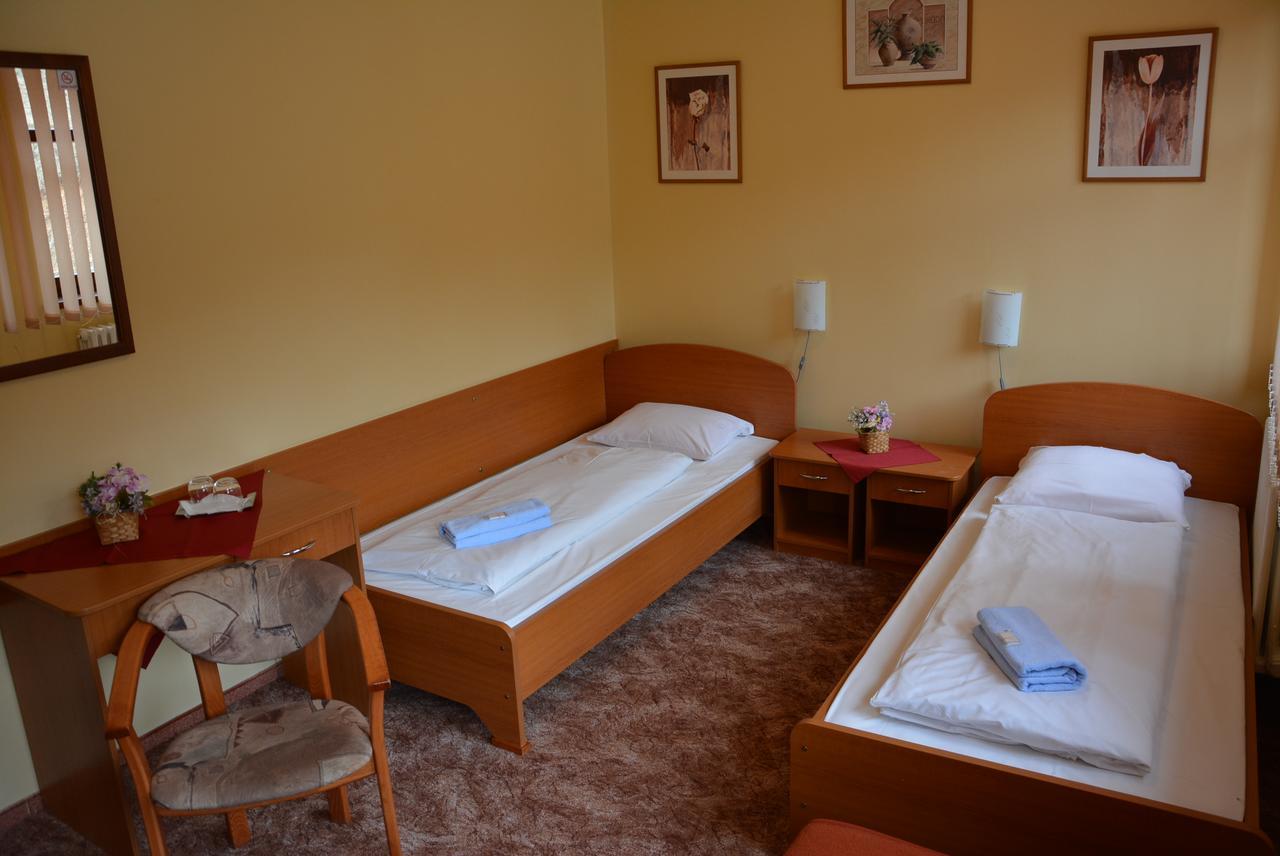 Hotel Vrsatec Vrsatske Podhradie 外观 照片
