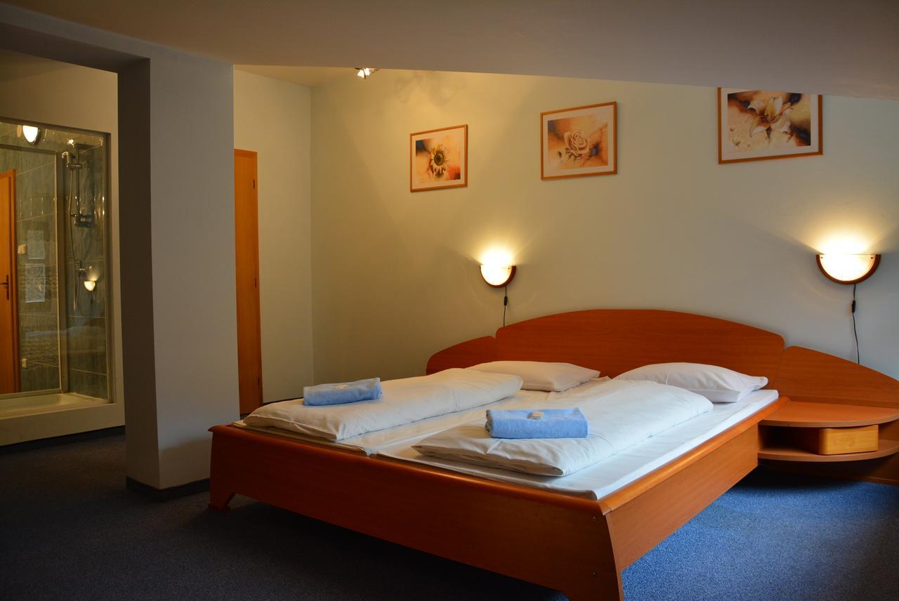 Hotel Vrsatec Vrsatske Podhradie 外观 照片
